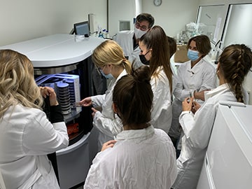 把培养皿放入ScanStation中